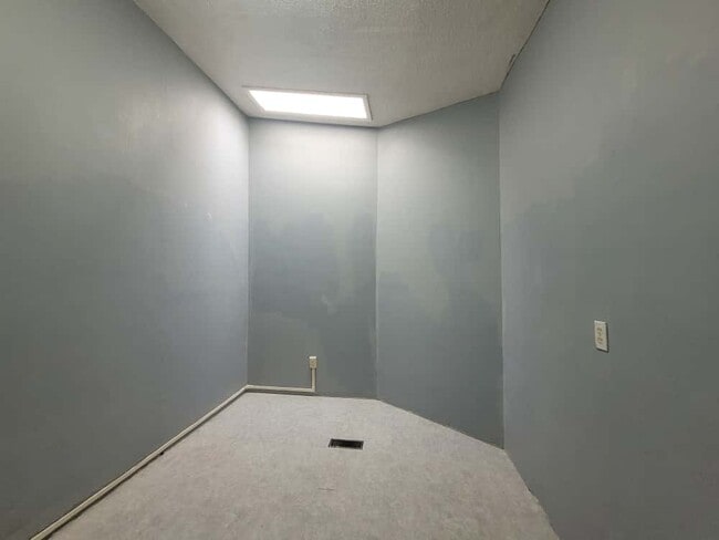 Photo - 704 W 1st St