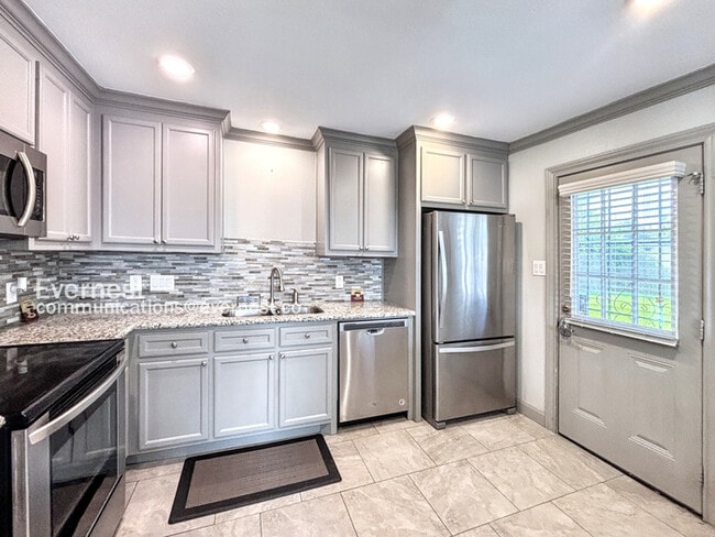 Photo - 3338 Blodgett St