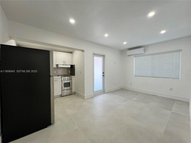 Building Photo - 75 NE 70th St Unit B