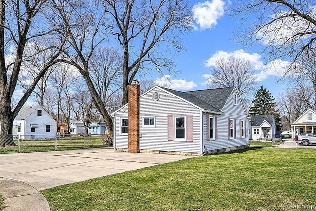 Photo - 7451 Cavell St