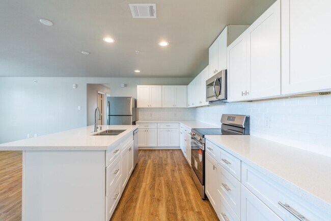 Building Photo - 215 Pk Pl Cir Unit D