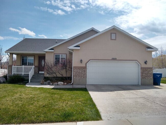 Building Photo - Spacious Home w 2 attached 2 car garage