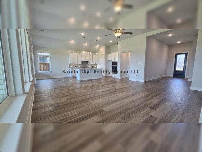 Photo - 3/2/2 w/office - Space & Functionality in ...