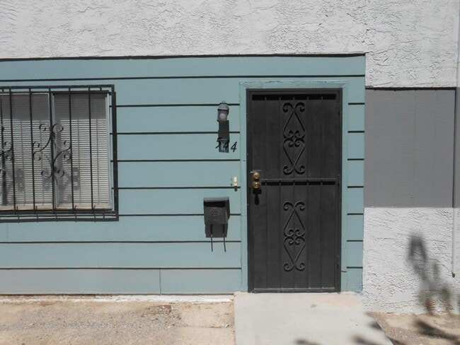 Building Photo - Spacious 2 story Townhouse with Community Pool