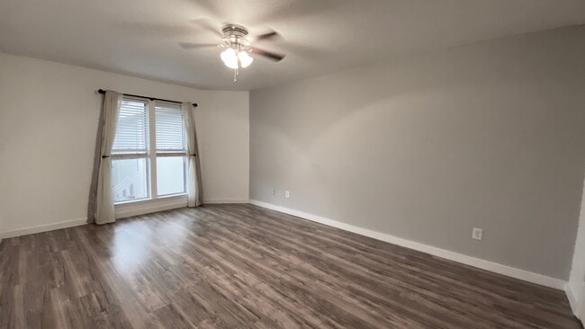 Building Photo - 4327 Holland Ave Unit 206