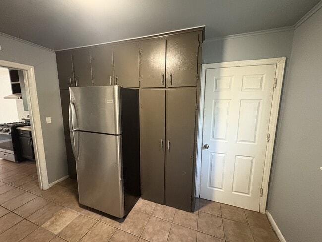 Photo - 627 E Young Pl