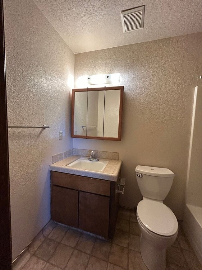 Photo - 2 Bed, 1.5 Bathroom Apartment Unit 1531 Gabilian -2