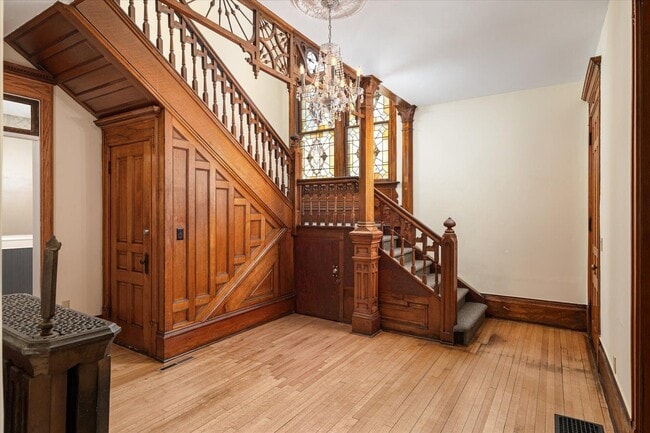Photo - 122 10th St S