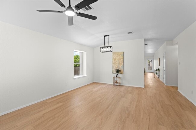 Photo - 406 Covent Dr