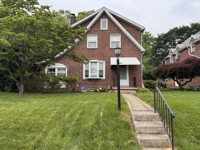 Available Now - Spacious 3-bedroom Home Lo... - Available Now - Spacious 3-bedroom Home Lo...