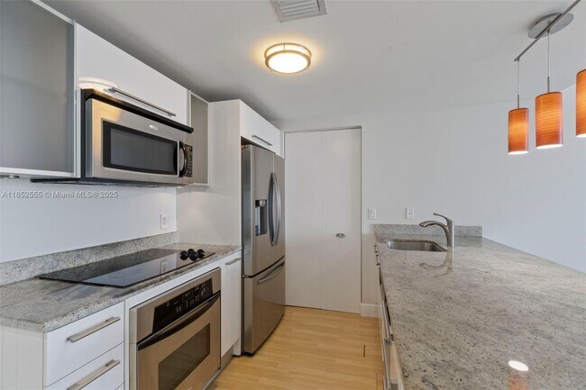 Photo - 185 SW 7th St Unidad 3410 Rental