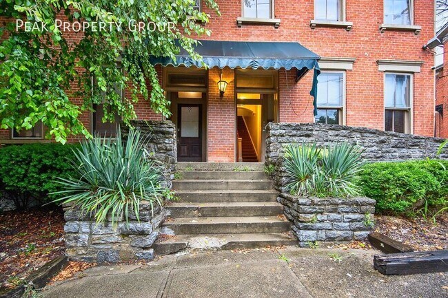 Building Photo - 28 E Hollister St Unit 1
