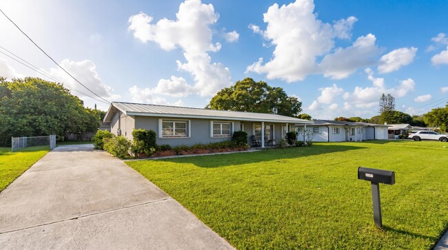Building Photo - 4007 Greenwood Dr