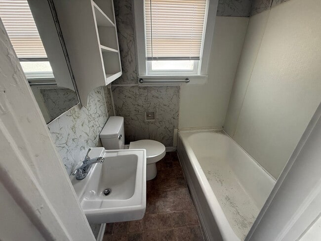 Photo - 1 bedroom, 1 bathroom Apartment! AVAILABLE NOW! Unit Apt #04