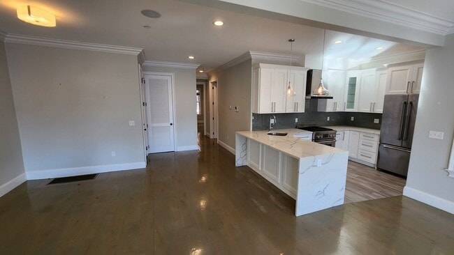 579 E 8th St Unit 1