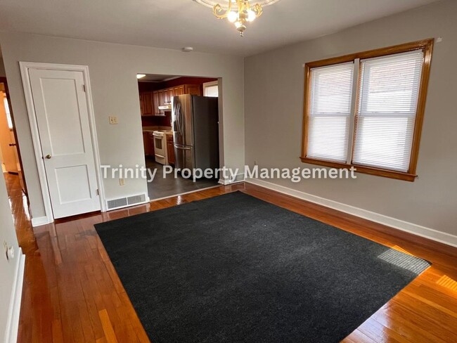 Photo - 2010 Hamill Ave