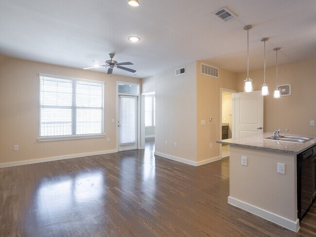 Save Big—Call Now! Get $500 Off Your Rent! - Save Big—Call Now! Get $500 Off Your Rent! Condo Unit SLC2