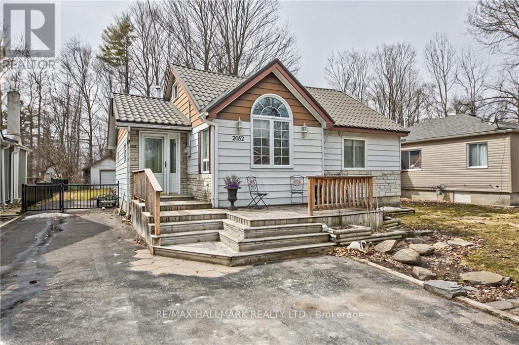 Photo - 2052 Centre Ave