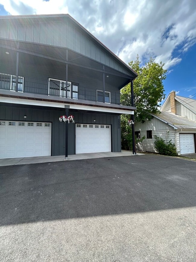 Building Photo - 2 Bedroom | 2 Bathroom Upstairs Duplex Unit B