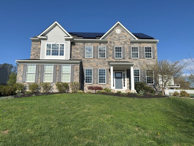 Building Photo - Spacious 4 Bed 3.5 Bath Home in Round Hill VA For Rent!