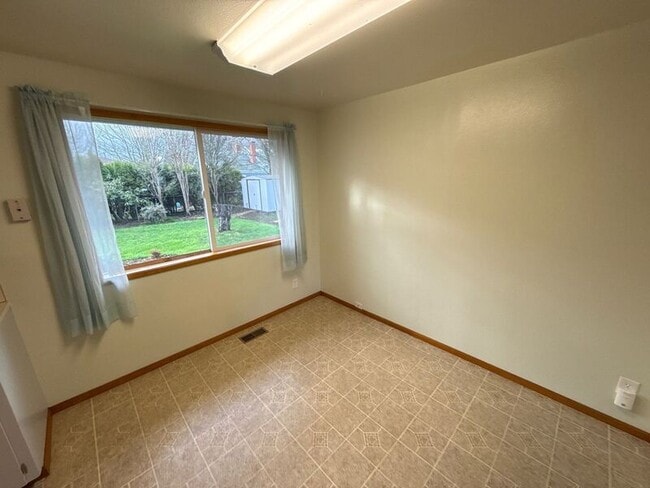 Photo - 1650 NW Highland Dr