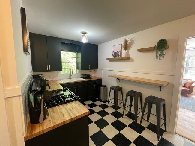 Photo - Beautiful 2 Bedroom, 1 Bathroom Apartment in Duckpond Neighborhood