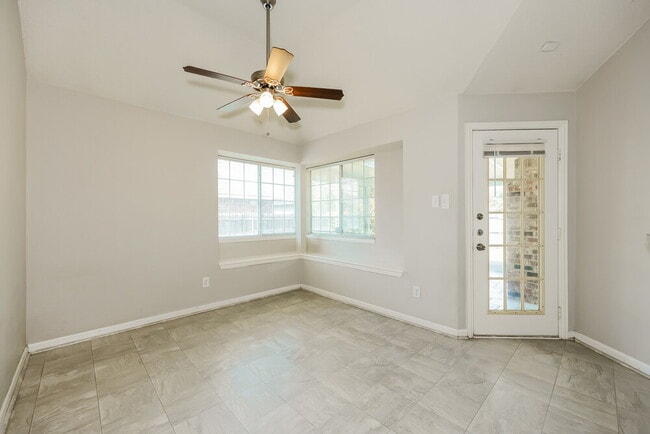 Photo - 5017 Eastcreek Dr