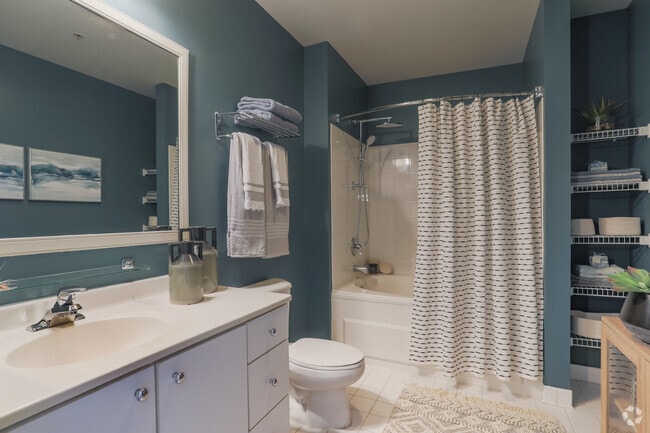 2 HAB, 1 BA - Baño - Fisher Building Apartments