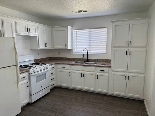 Building Photo - 1748-1750 Garden Unit 1750 S Garden Street