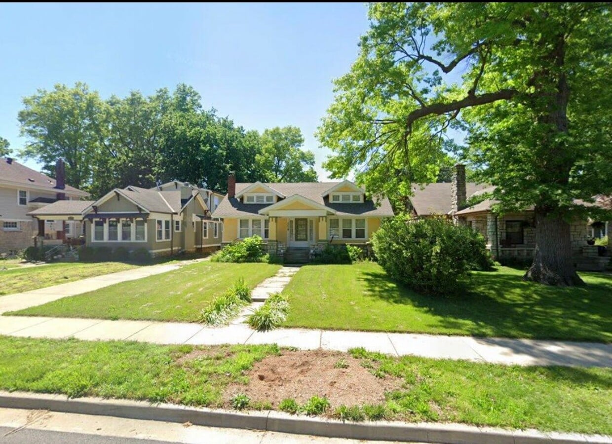 Charming 3-Bed Kansas City Home with Firep... - Charming 3-Bed Kansas City Home with Firep...