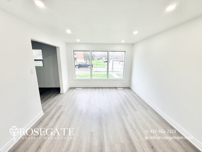 Photo - All-Inclusive 3-Bedroom Apartment with Balcony & In-Unit Laundry – Pet Friendly – Kitchener Unité B