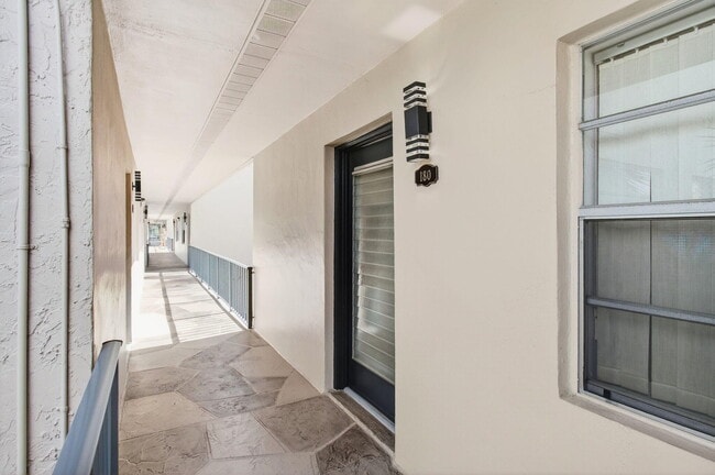 Photo - 180 Flanders C