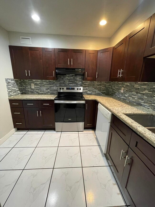 Building Photo - 642 NW 13th St Unit 31 Rental