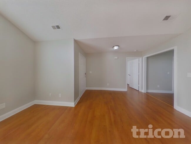 Photo - 323 Dexter Pl