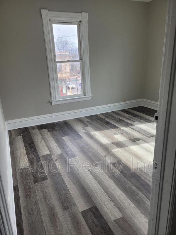 Photo - 133 Winifred St W