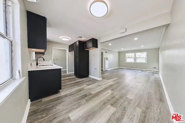 Building Photo - 582 Venice Blvd. Unit A