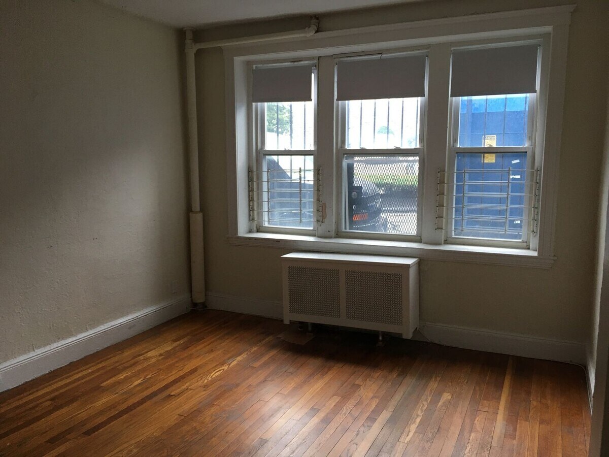 Photo - NO FEE! Grad Friendly Apt w Ht/HW Inc! N...