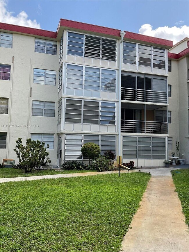 Building Photo - 3001 NW 48th Ave Unit 440