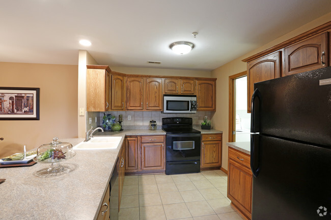 3BR, 2BA w/golf course view - Kitchen - Eagle Point Apartments