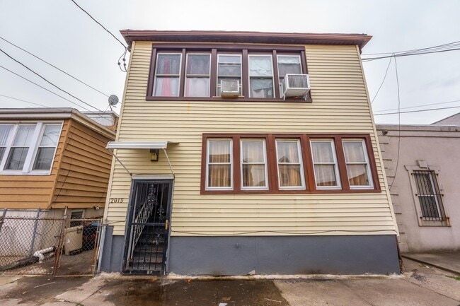 Building Photo - 2013 41st St Unit 1