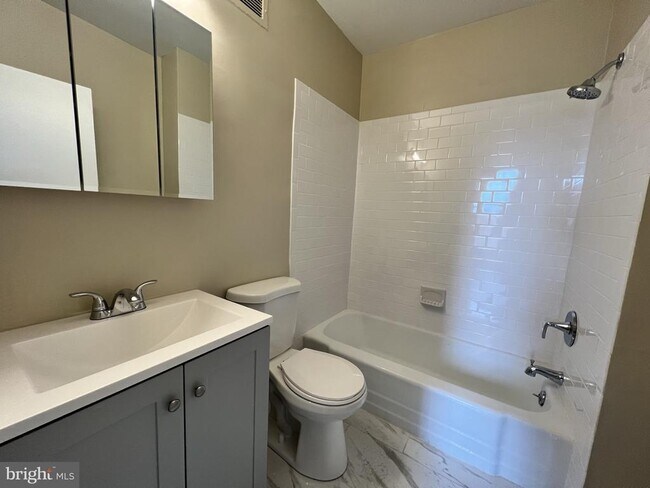 Photo - 135 S 19th St Unidad 1006