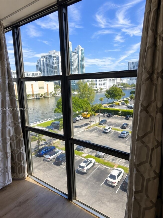 Building Photo - 800 Parkview Dr Unit 716