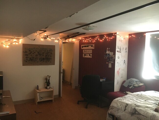 Photo - 17 Putnam Ave Unit room