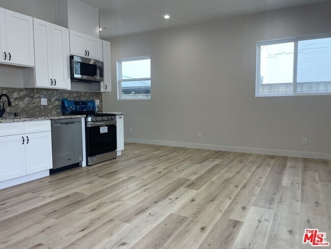 Building Photo - 16698 Moorpark St Rental