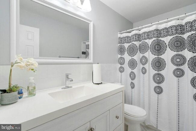 Photo - 900 E Tantallon Dr