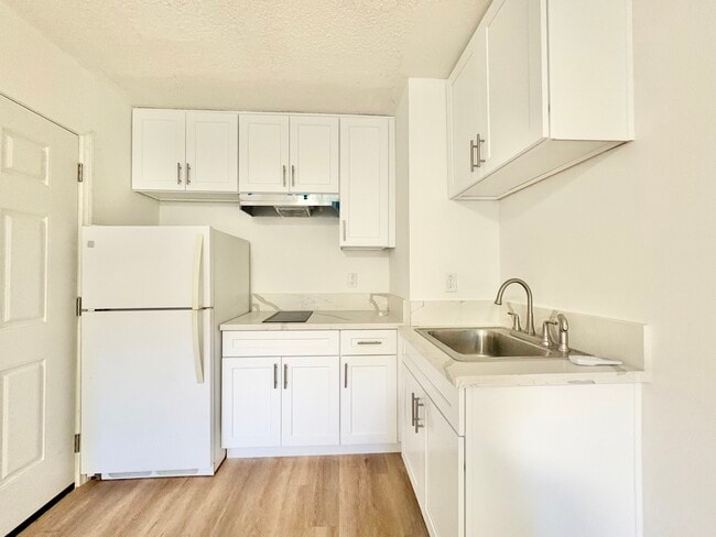 Building Photo - 11604 Sylvan St Unit 11