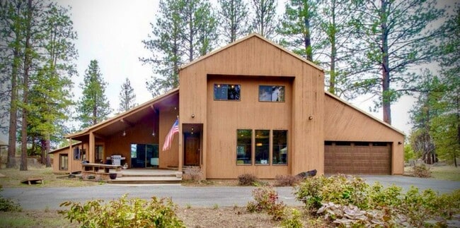 Building Photo - Fantastic 3-Bdr Home with Private Airport ...