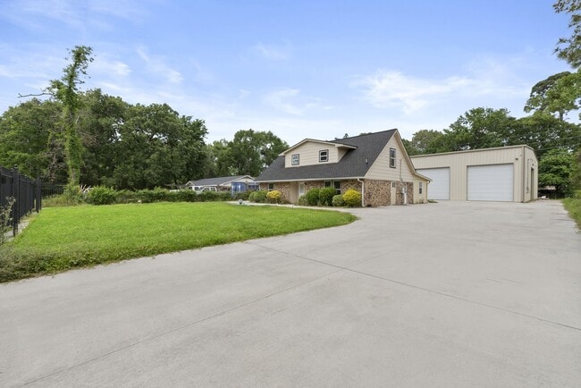 Photo - 1903 Pinewoods Way