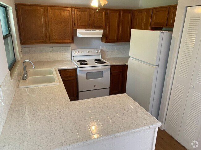 Building Photo - Spacious 1,226 SF Unit - 2 bd / 2 ba near ... Rental