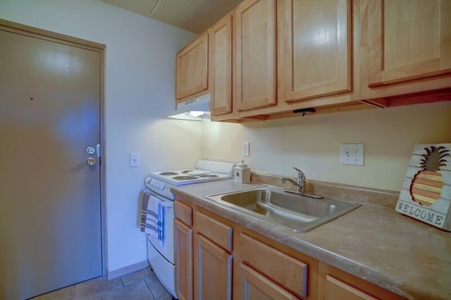 Updated Studio- Kitchen - University Bay